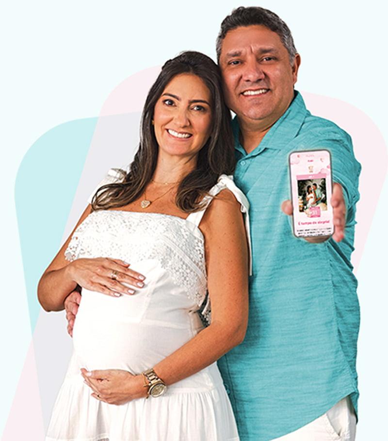 Casal grávido sorrindo mostrando o app iFraldas no celular