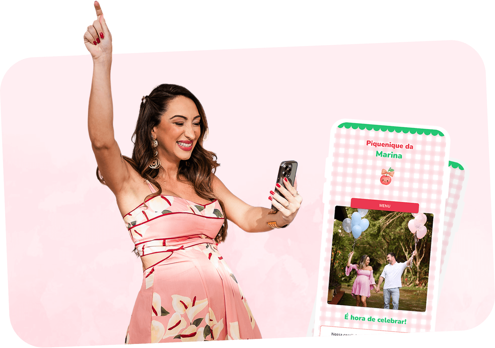 Mãe grávida sorrindo usando o app iFraldas no celular com convite personalizado de chá de bebê