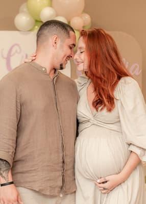 Casal comemorando chá de bebê